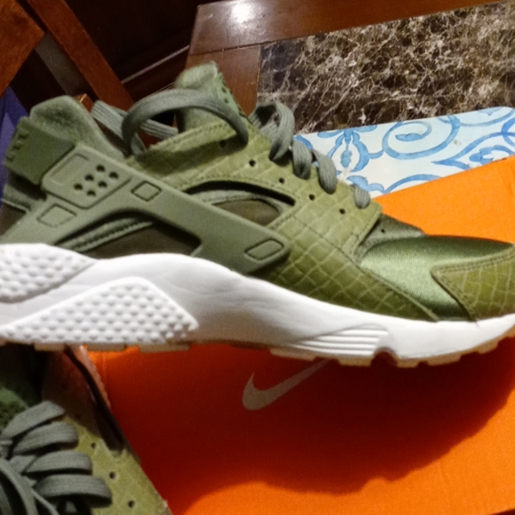 WMNS Nike Huarache - Picture 3 of 7